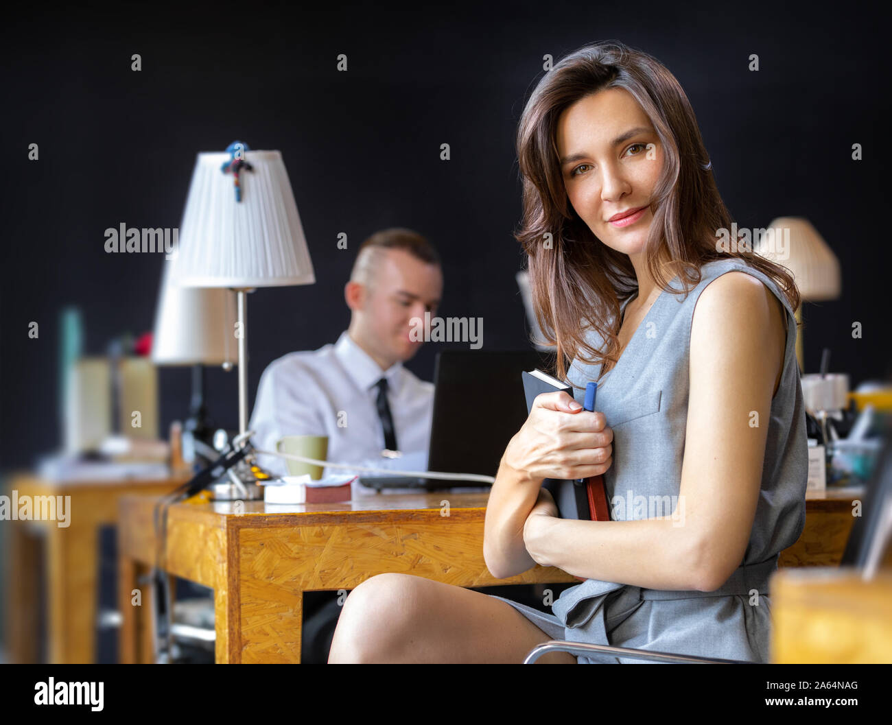 Porträt einer jungen Frau bei der Arbeit im Büro Stockfoto