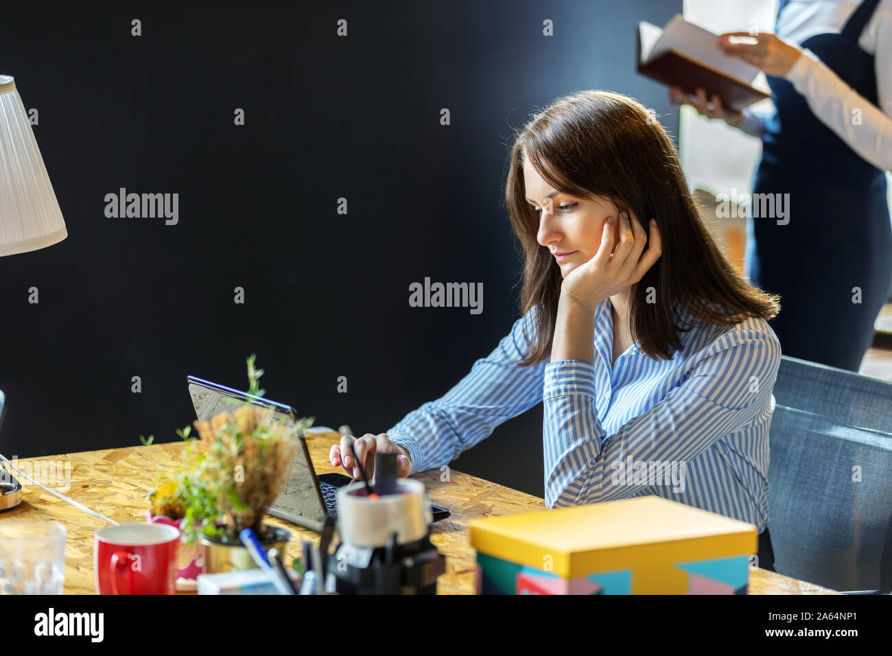 Junge Geschäftsfrau, die im Büro Stockfoto