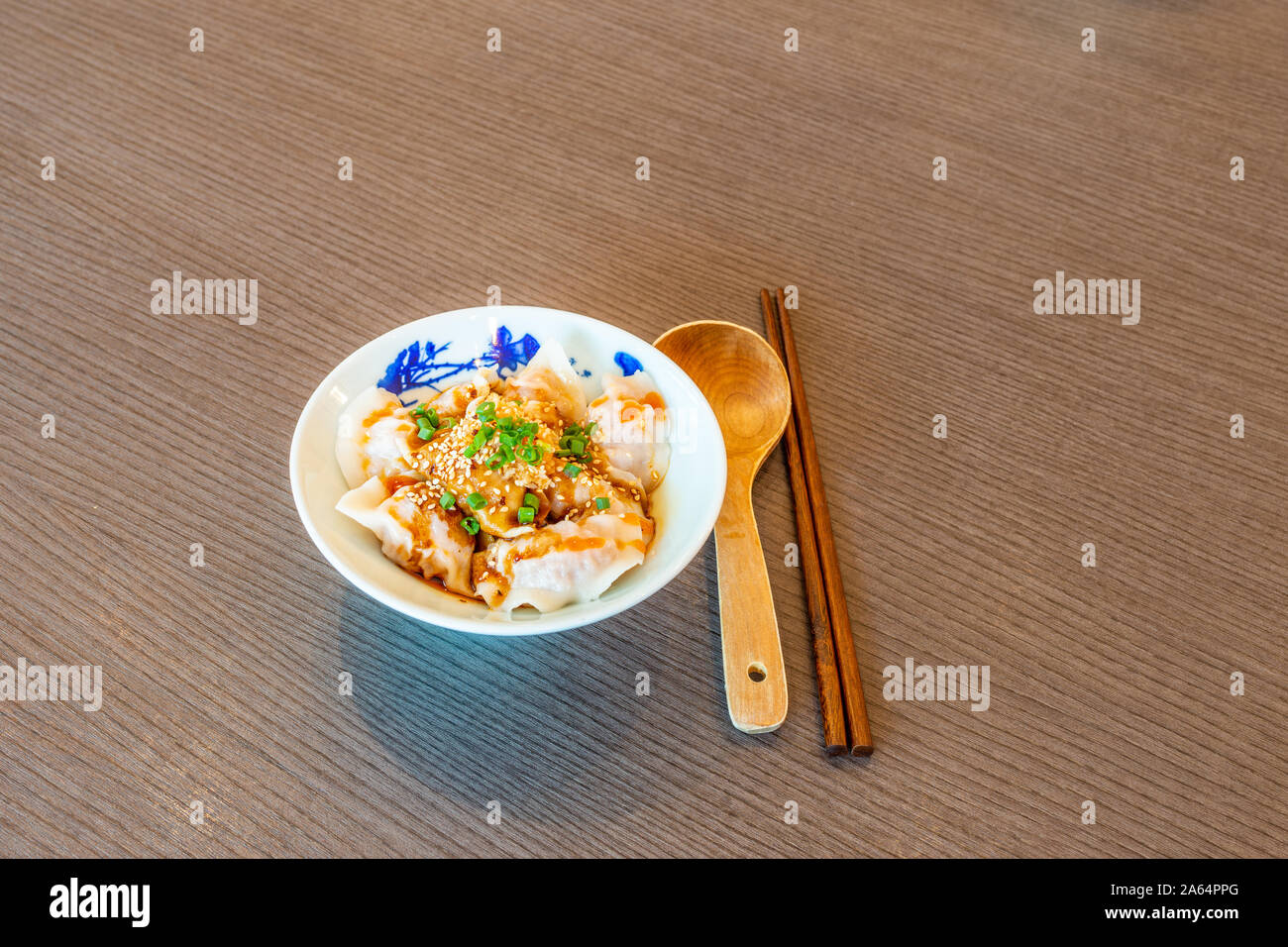 Chinesische Knödel in scharfe rote Chili Öl. Asien Chinese Chengdu Sichuan traditionelles Essen. Stockfoto