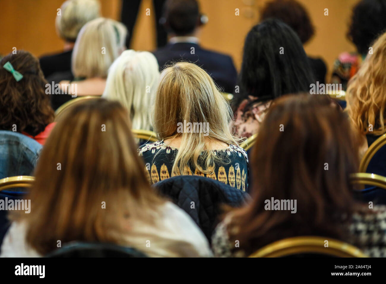 Frauen im Publikum an einer Konferenz teil - Frauen gezielt Veranstaltungen. Stockfoto