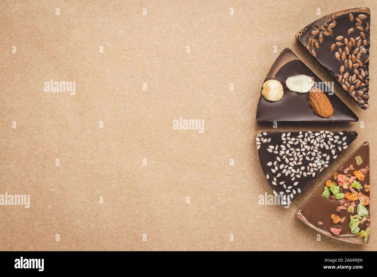 Stücke Schokolade auf vintage Pergament. Braun Handwerk Papier. Art Design. Dunkle Schokolade gewürzt. Süße Nachspeise. Essen Hintergrund. Neutrale Mockup, layou Stockfoto