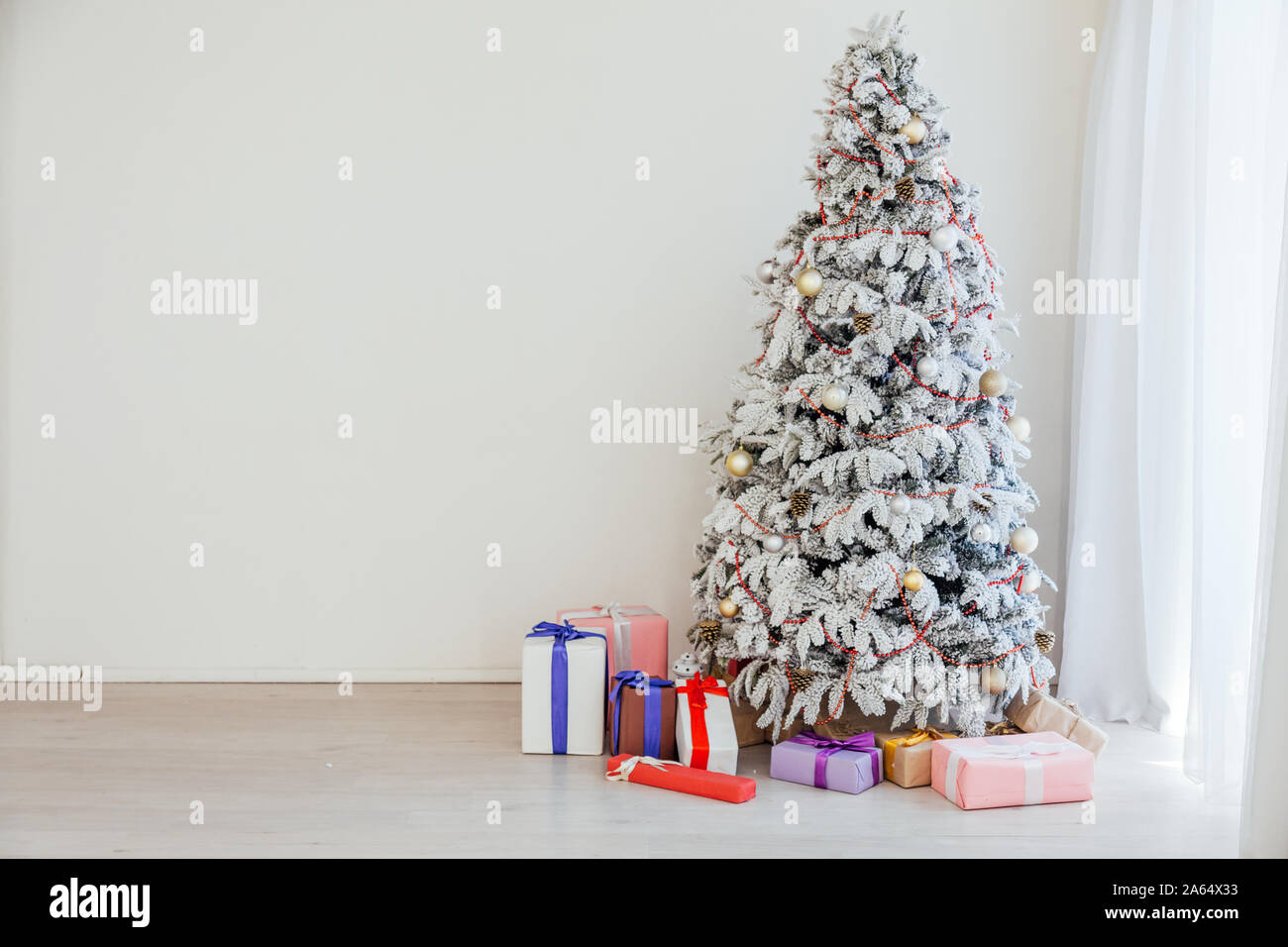 White Christmas Tree in Konate mit Strumpf-Füllmaschinen Stockfoto