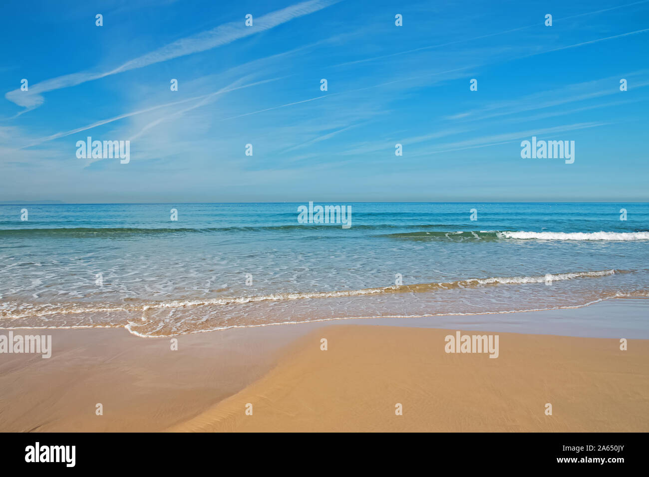 Scenica Schuß von ruhigen türkisfarbenen Meer und Strand. Stockfoto
