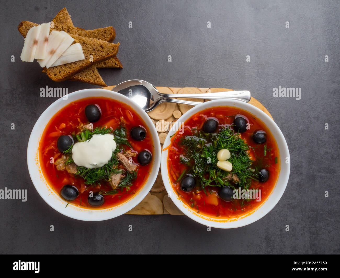 Traditionelle ukrainische Russischen Borschtsch mit Oliven, Dill, Knoblauch, Schmalz zu den Schalen. Rote-bete-Suppe Ansicht von Oben. Traditionelle ukrainische Essen Küche. Kopieren spa Stockfoto