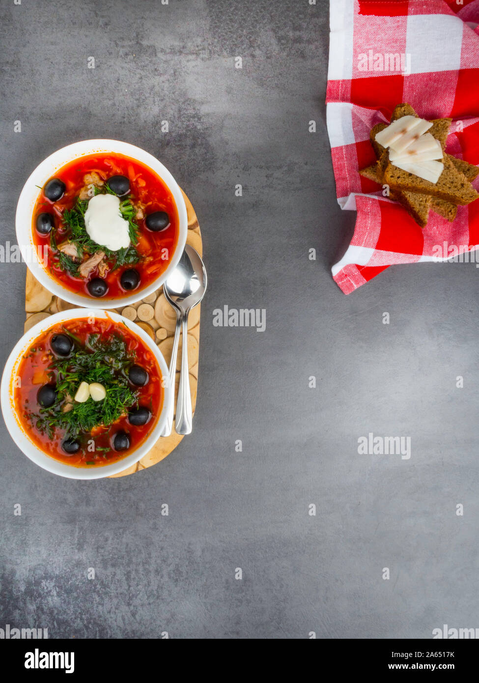 Traditionelle ukrainische Russischen Borschtsch mit Oliven, Dill, Knoblauch, Schmalz zu den Schalen. Rote-bete-Suppe Ansicht von Oben. Traditionelle ukrainische Essen Küche. Kopieren spa Stockfoto