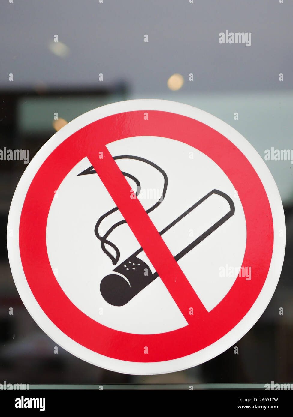 Rauchen verboten Schild Aufkleber auf Glas mit Unscharf öffentliche Einrichtung Stockfoto