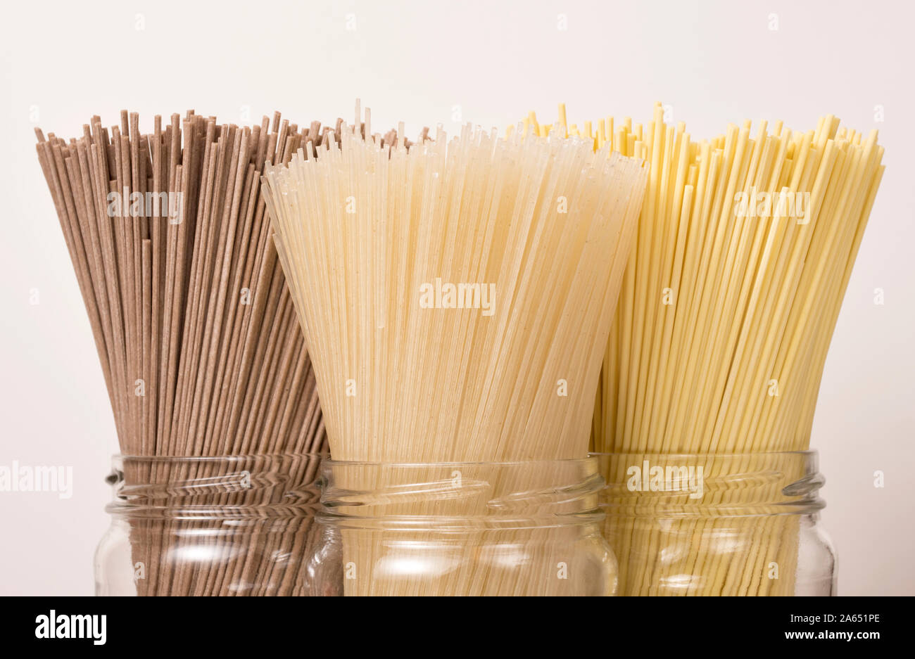 Teigwaren, die aus verschiedenen Sorten von Weizen und verschiedene Farben. Stockfoto