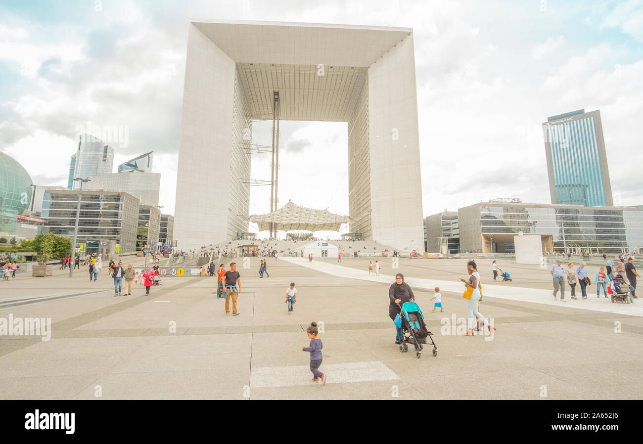 Street Scene in La Defense vor la Grande Arche. Stockfoto