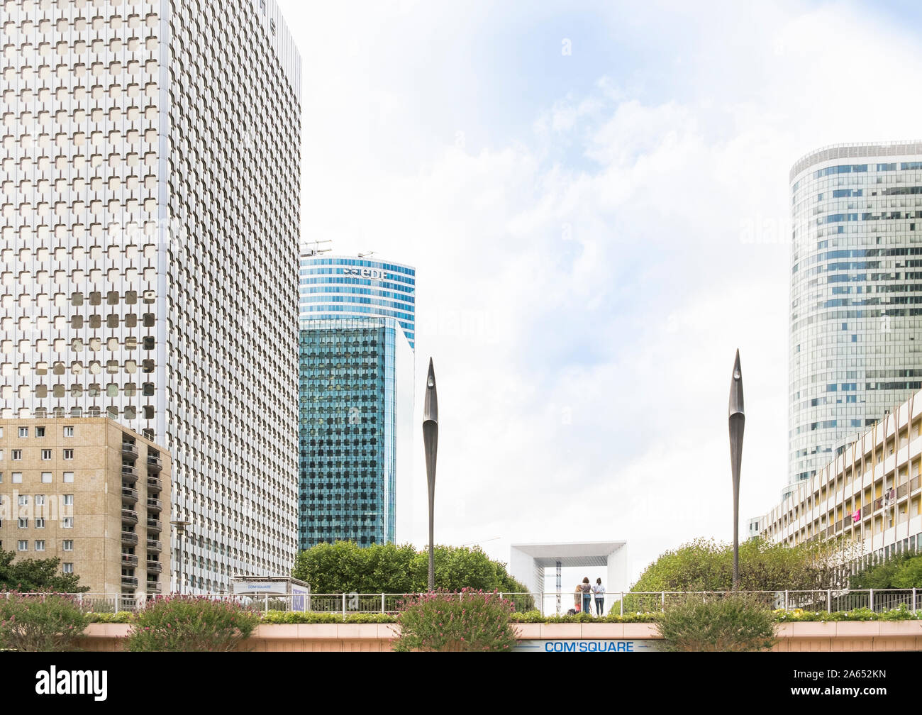 Hohes Bürogebäude in La Defense in Richtung von La Grande Arche. Stockfoto