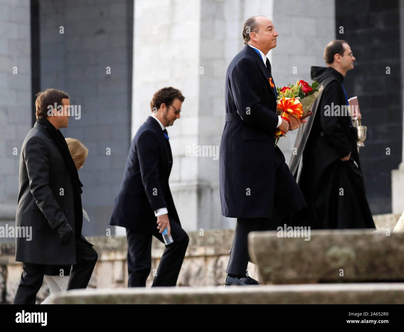 Madrid, Spanien. 24 Okt, 2019. Der Anwalt der Familie, Luis Felipe Utrera Molina, (2d), Jaime Ardid Martínez-Bordiú (2i) und Francisco Franco Suelves (i) bei der Ankunft im Tal der Gefallenen, von wo Francisco Francos bleibt wird exhumiert und auf dem Friedhof von El Pardo-Mingorrubio für reinhumation Kredit übertragen werden: CORDON PRESSE/Alamy leben Nachrichten Stockfoto