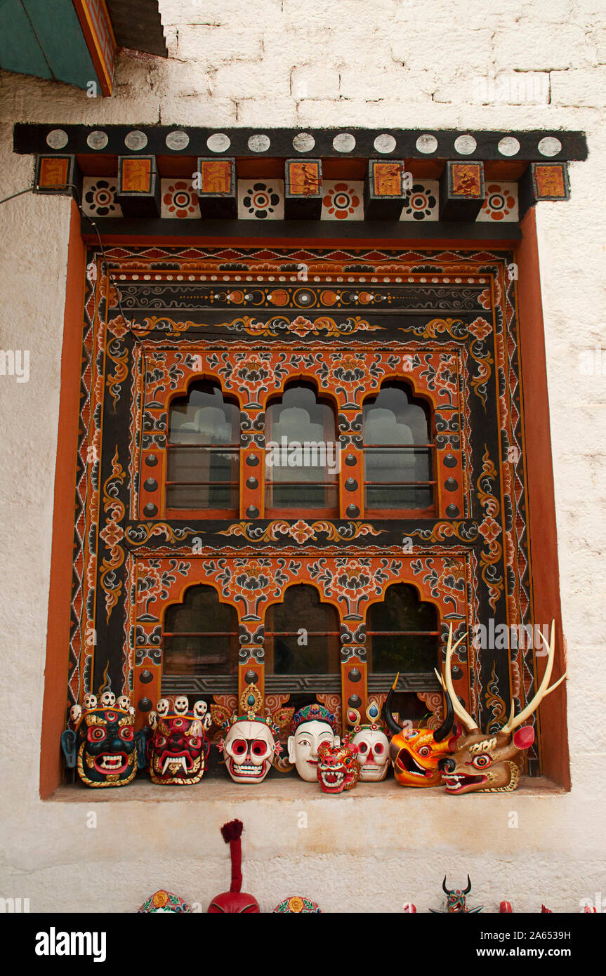 Traditionell Fenster und hölzernen Masken in Thimpu, Bhutan eingerichtet Stockfoto