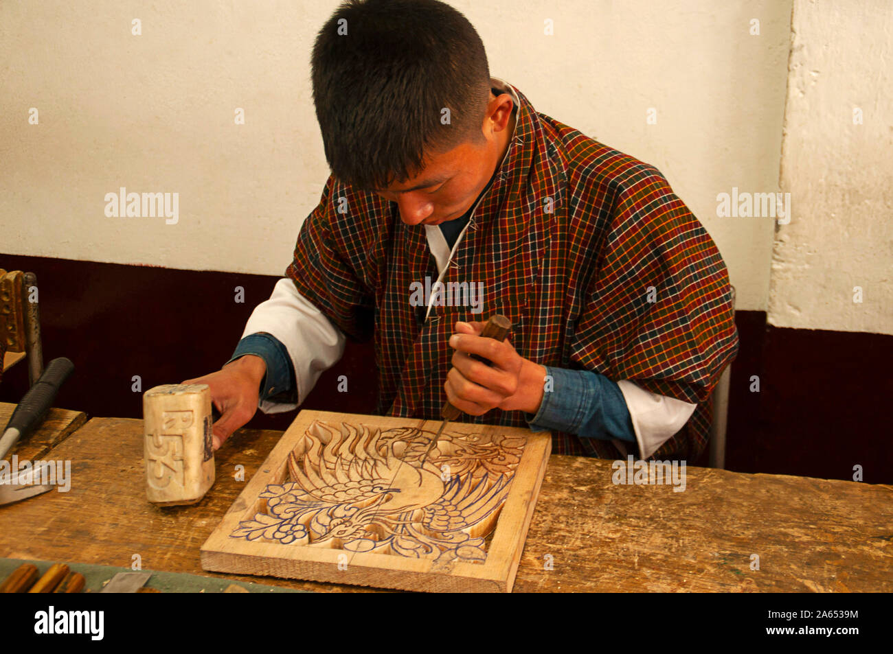 THIMPU, Bhutan, April 2019, Bhutanise student Carving ein Holz in Kunst Schule Stockfoto