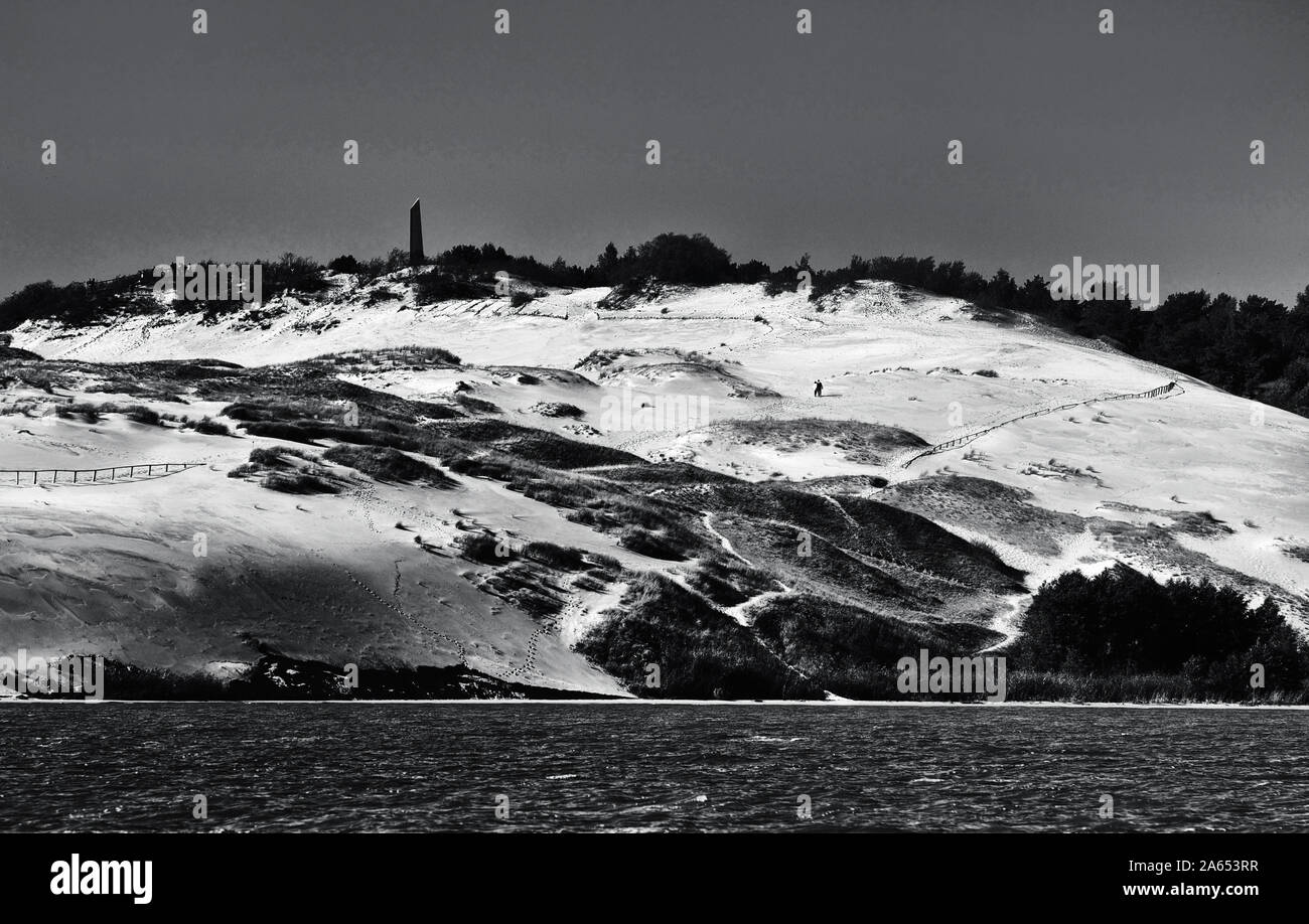 Panoramablick auf die Dünen Nida in schwarz-weiß Foto. Nida-Curonian Spucken und dem Kurischen Haff, Nida, Neringa, Litauen. B&W Foto Stockfoto