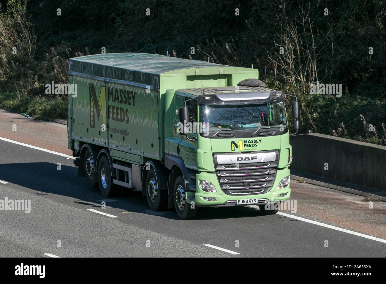Massey feeds DAF LKW-Fahrten auf der Autobahn M6 in der Nähe von Preston in Lancashire, Großbritannien Stockfoto