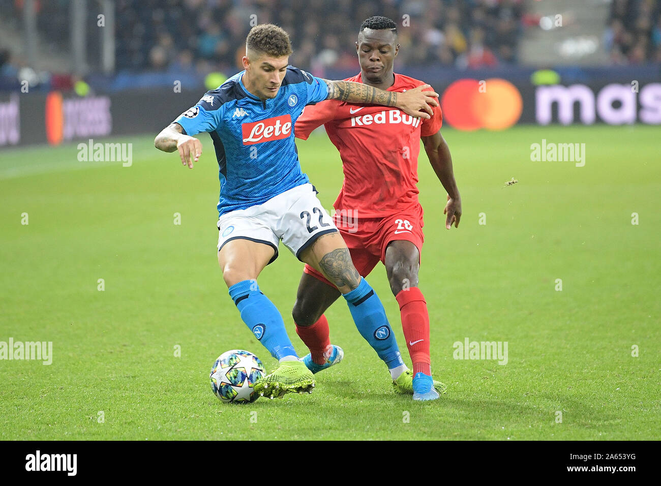 Salzburg, Österreich Oktober 23, 2019: CL - 19/20-RB Salzburg Vs. SSC Napoli v. li. Duelle € UGiovanni Di Lorenzo (SSC Neapel) und Patson Daka (FC Salzburg) | Verwendung weltweit Stockfoto