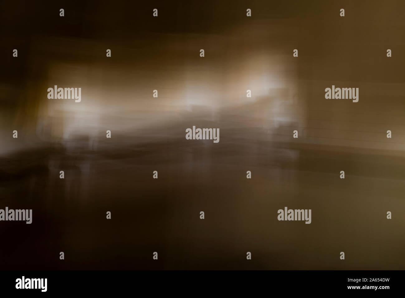 Abstraktes Bild in einen Raum mit Stühlen und Tischen in Bewegung verschwommen Stockfoto