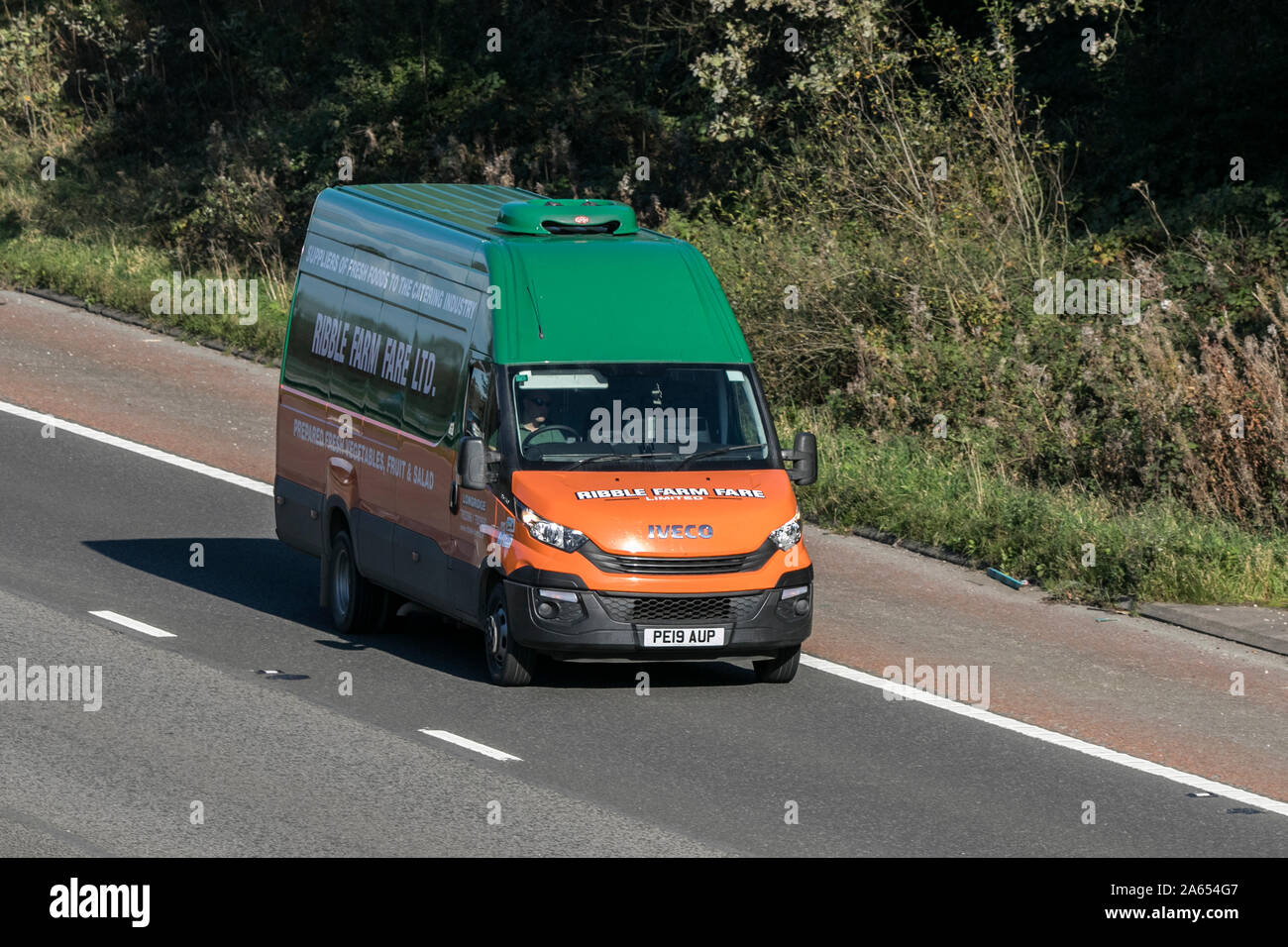 Ribble farm fare Iveco Daily fahren auf der Autobahn M6 in der Nähe von Preston in Lancashire, Großbritannien Stockfoto