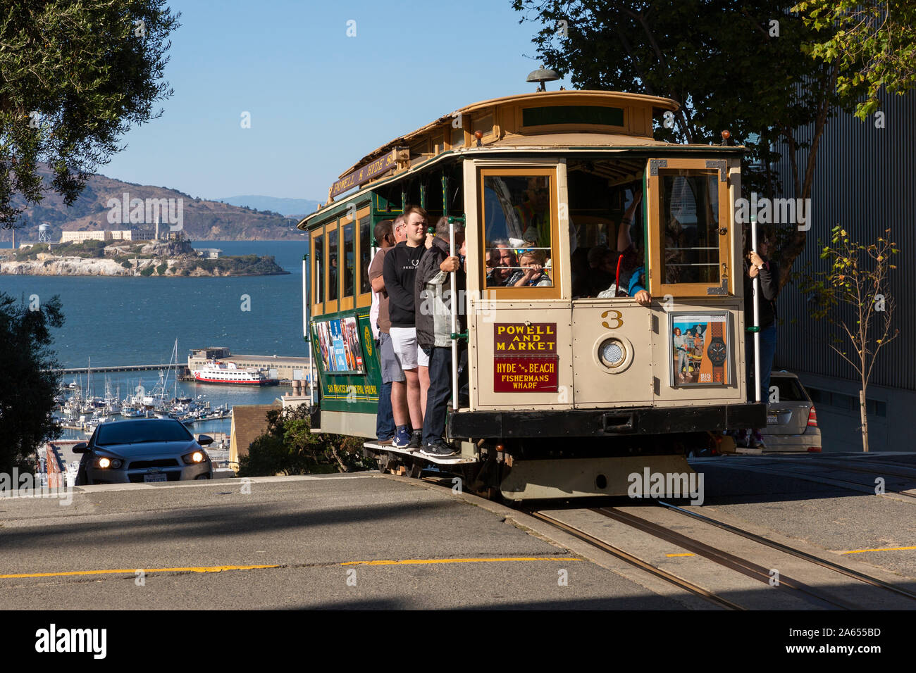 SAN FRANCISCO, USA - OKTOBER 2, 2019: Menschen reisen an der Powell und Hyde Seilbahn am Hyde Street mit Alcatraz Island, Fisherman's Wharf beh Stockfoto