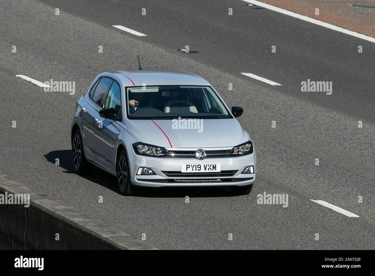 2019 Volkswagen Polo Beats TSI: Großbritannien Verkehr, Transport, moderne Fahrzeuge, Limousinen, Süd - auf die 3 spurige Autobahn M6 Autobahn gebunden. Stockfoto