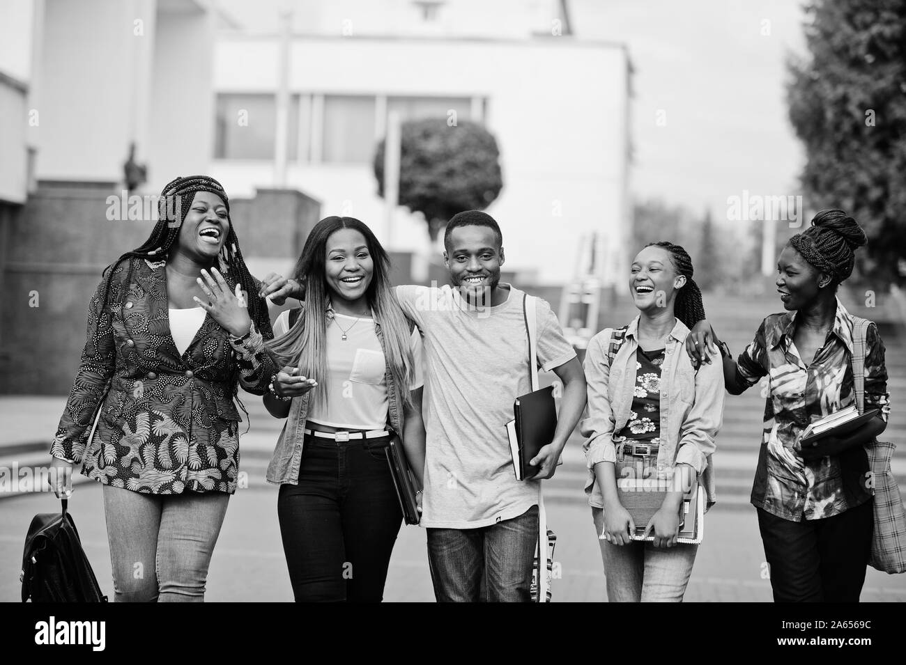 Gruppe von fünf afrikanischen Studenten Zeit zusammen verbringen auf dem Campus an der Hochschule Hof. Schwarz afro Freunde studieren. Bildung Thema. Stockfoto