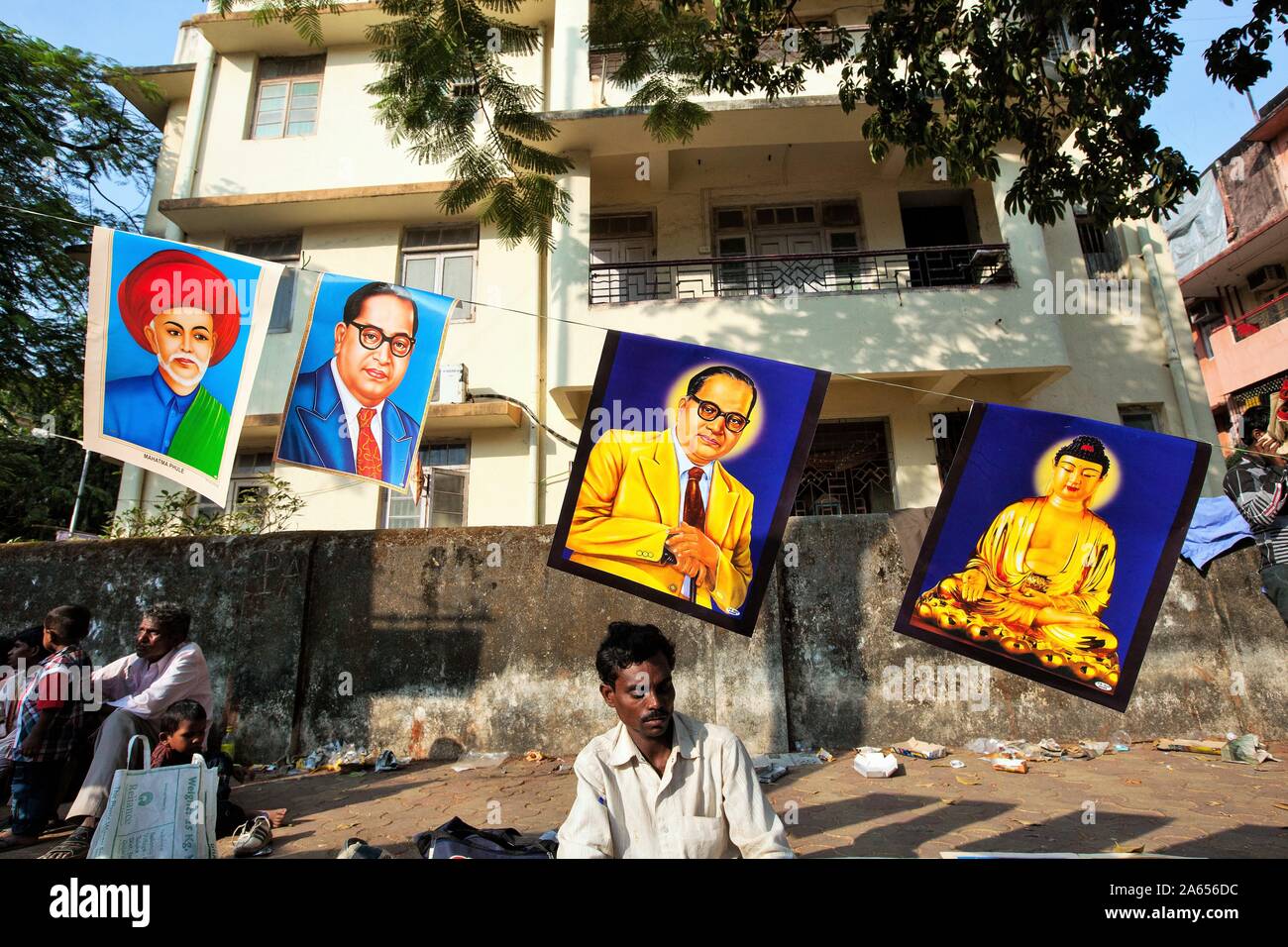 Hawker verkauf Plakate auf Bürgersteig, Dadar, Mumbai, Maharashtra, Indien, Asien Stockfoto