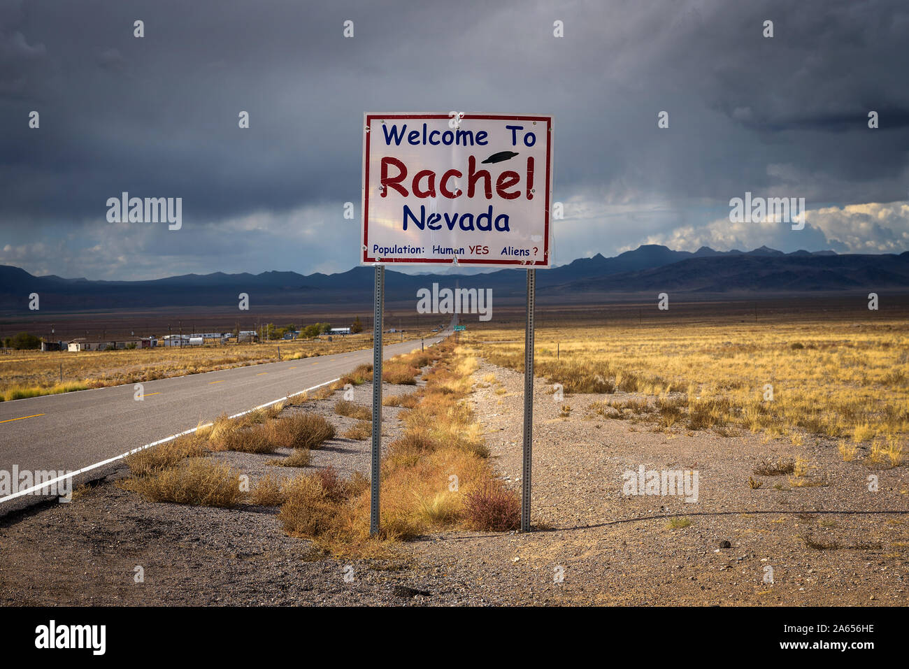 Rachel Straßenschild auf der SR-375 in Nevada, USA Willkommen Stockfoto