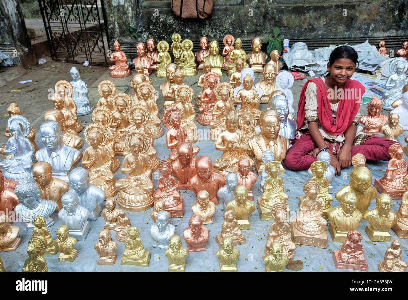 Hawker Verkauf von Statuen von Dr. Babasaheb Ambedkar und Gautam Buddha auf dem Bürgersteig, Mumbai, Maharashtra, Indien, Asien Stockfoto