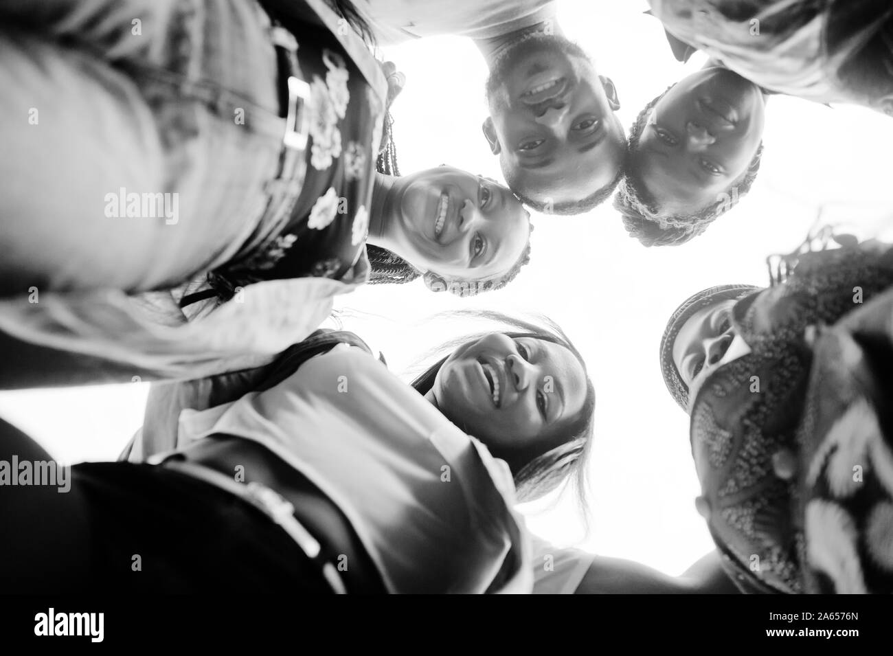 Gruppe von fünf afrikanischen Studenten Zeit zusammen verbringen auf dem Campus an der Hochschule Hof. Schwarz afro Freunde studieren. Bildung Thema. Anzeigen von Do Stockfoto