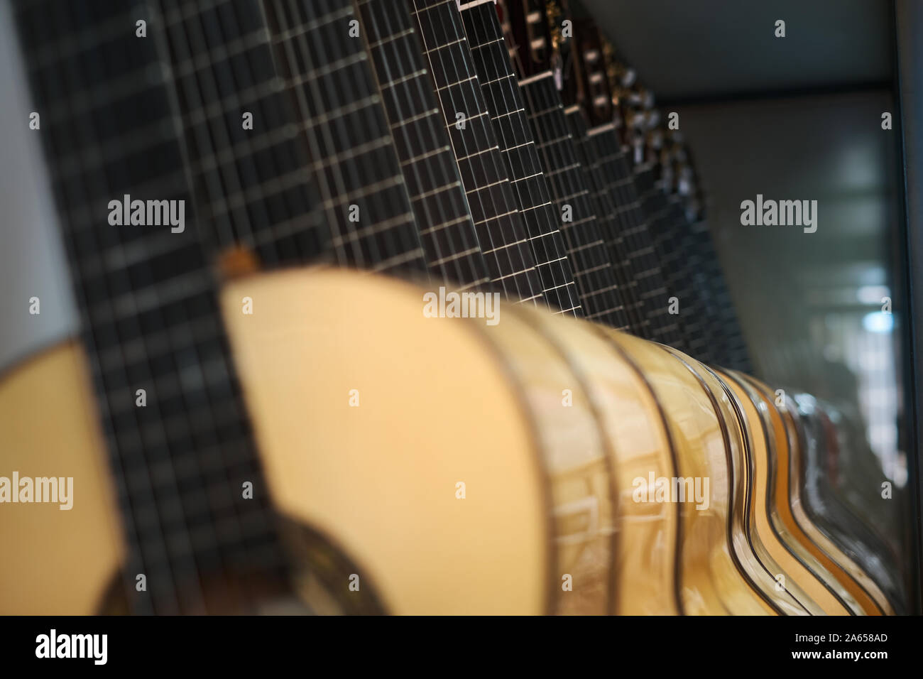 Klassische Gitarren für Verkauf in der Musik Instrument Shop Stockfoto