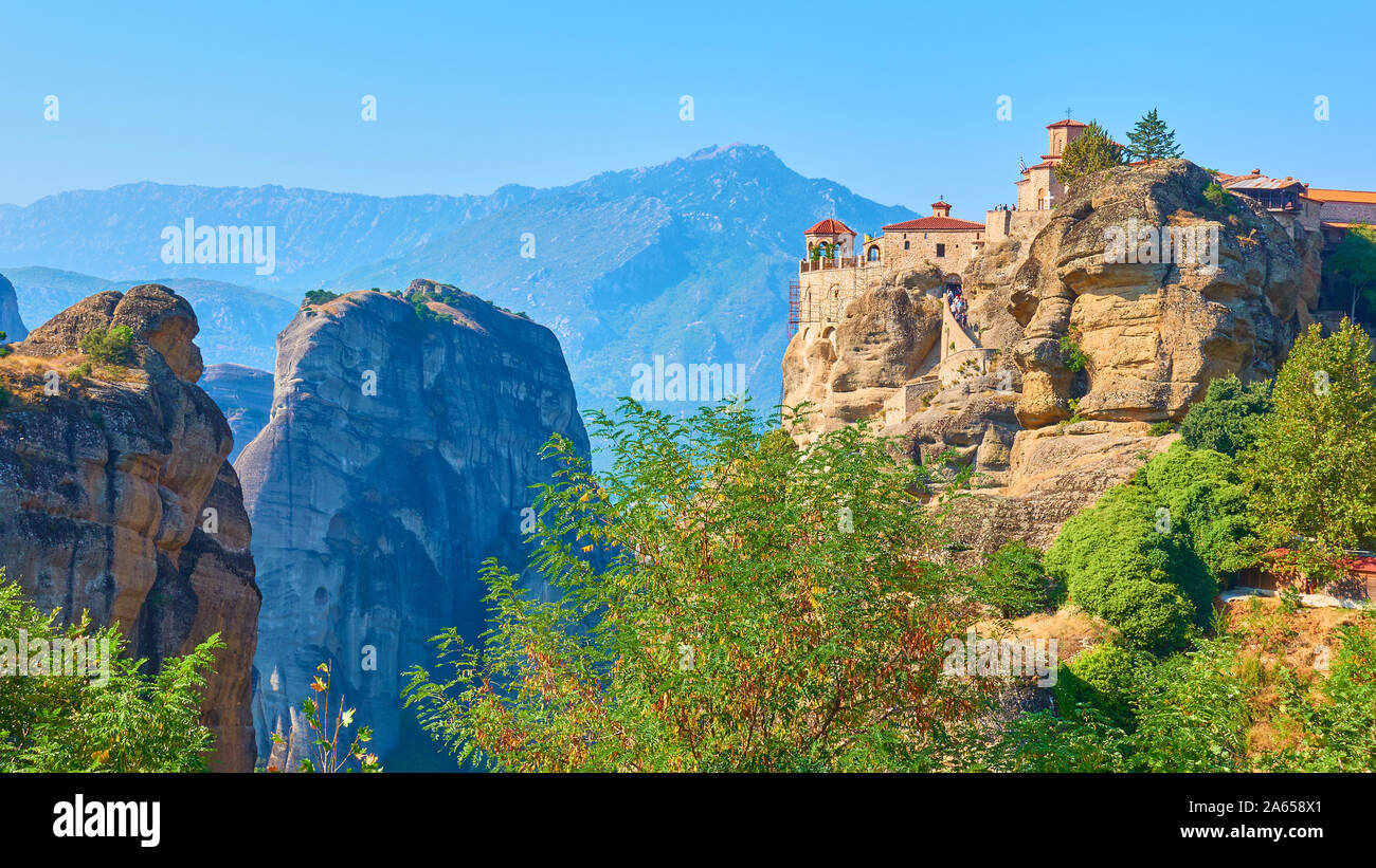 Panoramablick von Meteora und das Heilige Kloster Varlaam oben auf der Klippe, Griechenland - griechische Landschaft Stockfoto