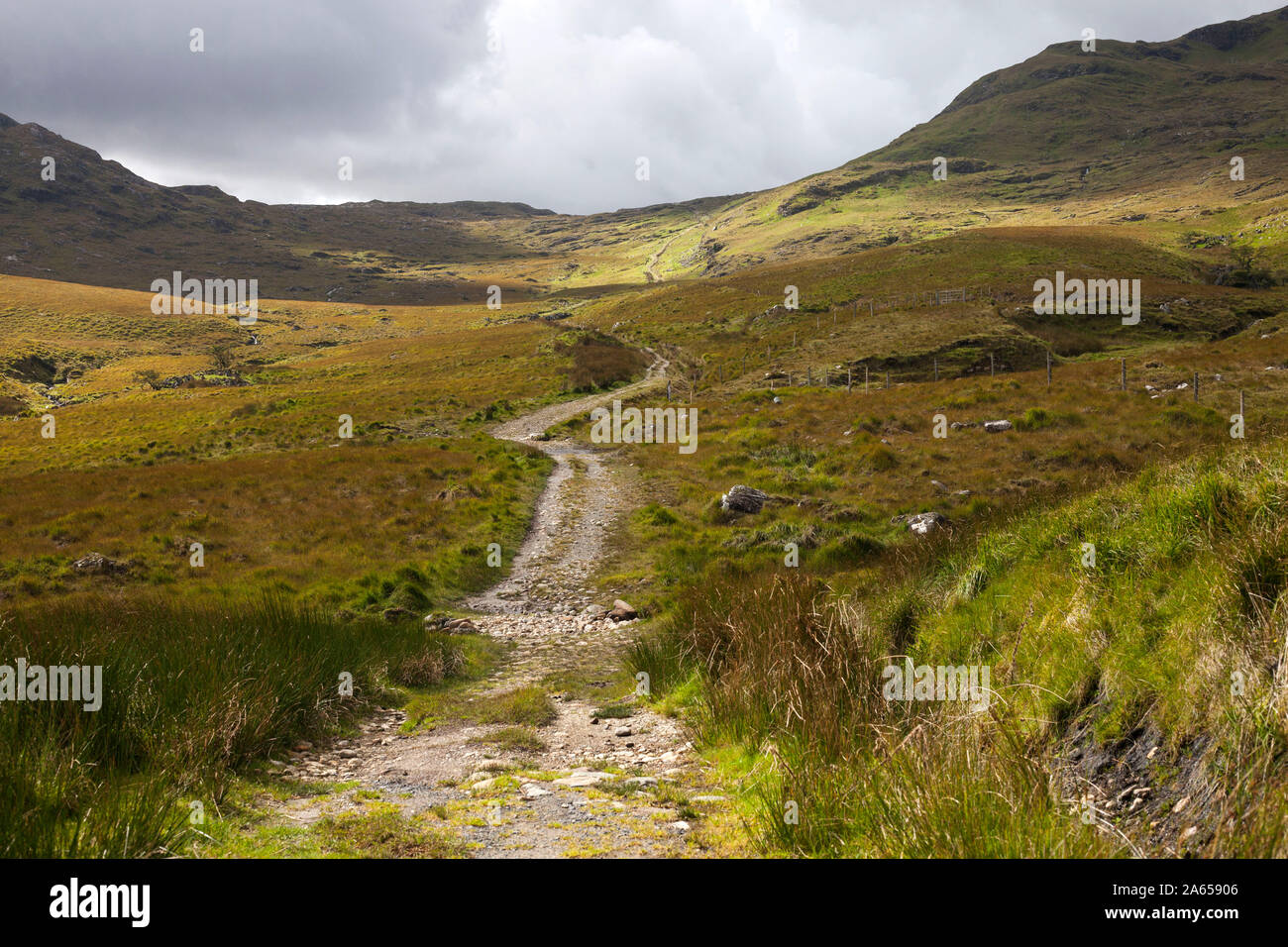 Irland, im County Galway: Wanderweg, Teil der westlichen Weg zur Mámean, Wallfahrtsort St. Patrick gewidmet ist. Landschaft der Maumturks Stockfoto