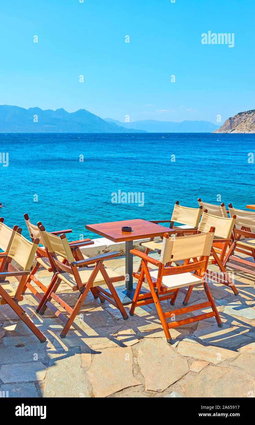 Cafe im Waterfront am Meer mit Tischen im Freien und Panoramablick, Griechenland Stockfoto