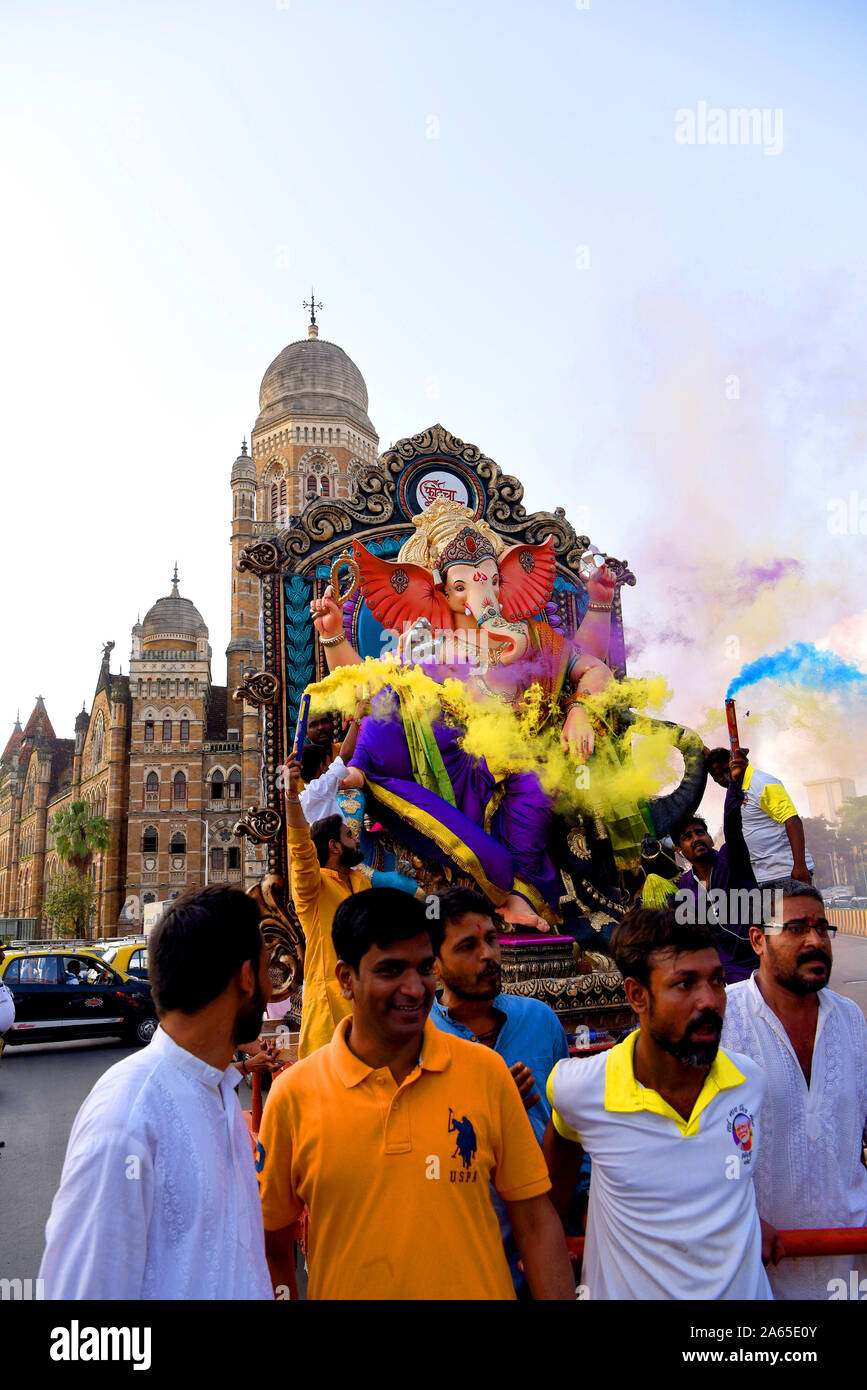 Herr Ganpati idol Prozession, Ganesha Festival, Municipal Corporation Gebäude, Mumbai, Maharashtra, Indien, Asien Stockfoto
