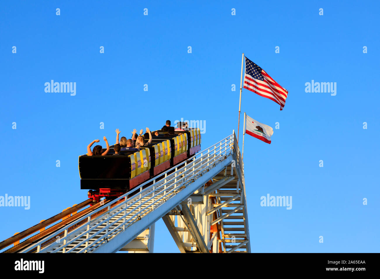Wagen voller Menschen auf der Achterbahn, Santa Monica Pier, Pacific Park, Los Angeles, Kalifornien, Vereinigte Staaten von Amerika. Oktober 2019 Stockfoto