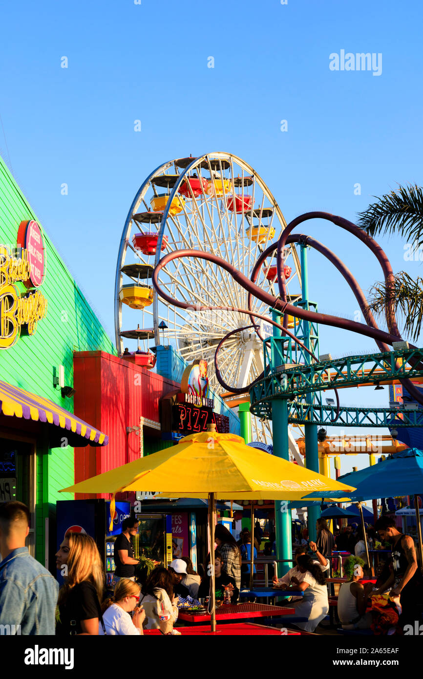 Attraktionen in Pacific Park, Santa Monica Pier, Los Angeles, Kalifornien, Vereinigte Staaten von Amerika. Weltweit erste solarbetriebene Riesenrad. Oktober 201 Stockfoto