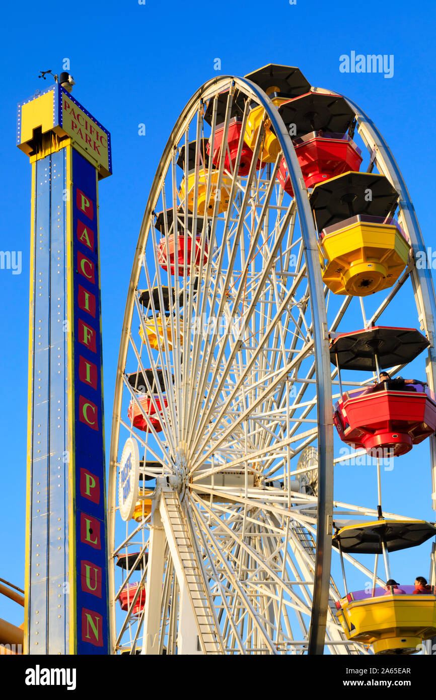 Die weltweit erste solarbetriebene Riesenrad, Santa Monica Pier, Los Angeles, Kalifornien, Vereinigte Staaten von Amerika. Oktober 2019 Stockfoto
