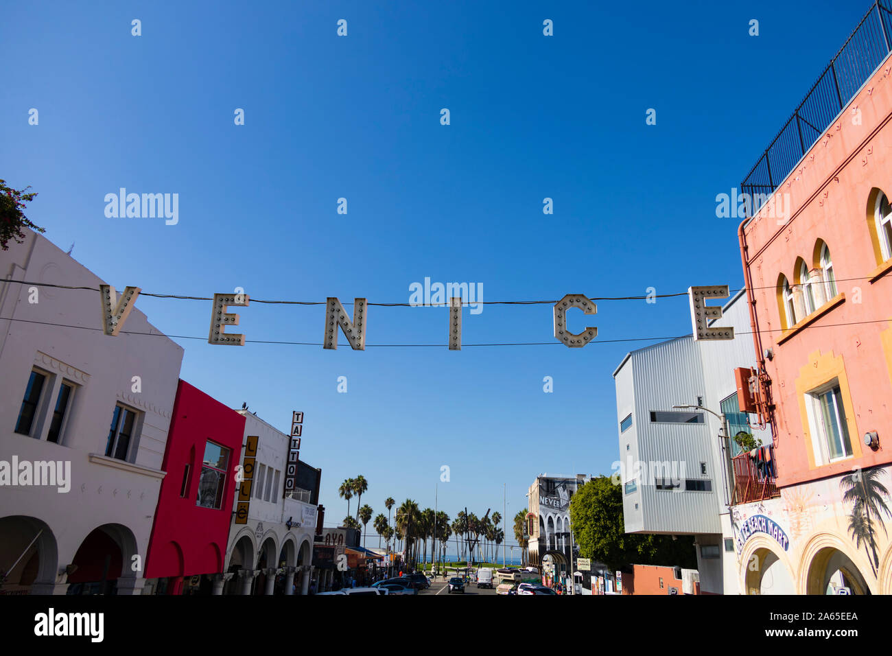 Hängende "Venedig" Zeichen zwischen Gebäuden. Venice Beach, Santa Monica, Los Angeles, Kalifornien, Vereinigte Staaten von Amerika. Oktober 2019 Stockfoto