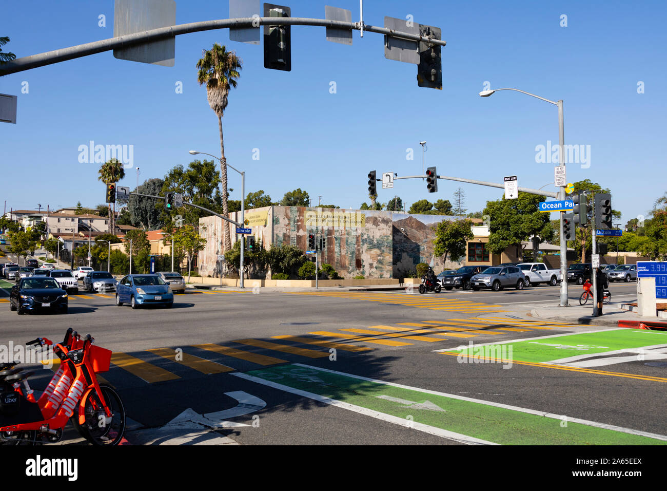 Schnittpunkt Ocean Park Boulevard und Lincoln Boulevard, Santa Monica, Los Angeles, Kalifornien, Vereinigte Staaten von Amerika. Oktober 2019 Stockfoto