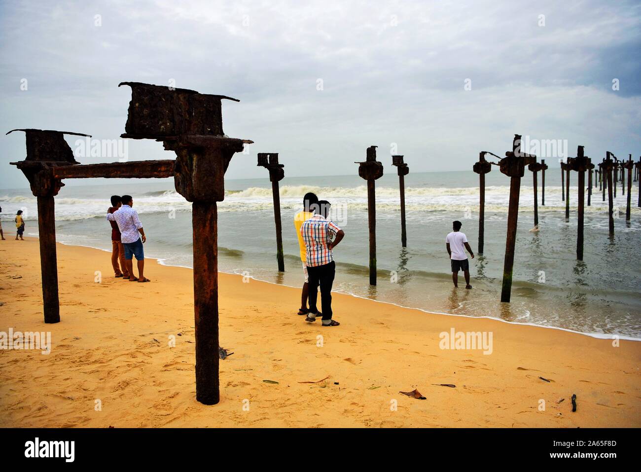 Menschen sehen der alten verrosteten Pier beschädigt, Alappuzha Beach, Goa, Kerala, Indien, Asien Stockfoto