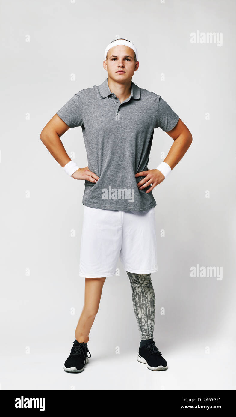 Portrait von zuversichtlich behinderten Mann im Sport Kleidung an Kamera auf weißem Hintergrund suchen Stockfoto