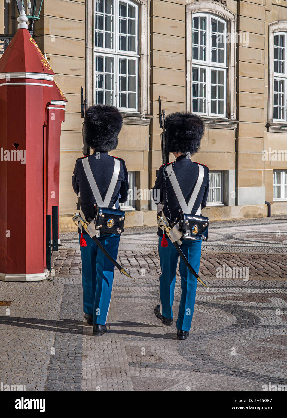 Zwei Wachen auf der Wachdienst Bewachung oder königlichen Palast Amalienborg offizielle Residenz der königlichen Familie theDanish in Kopenhagen, Stockfoto
