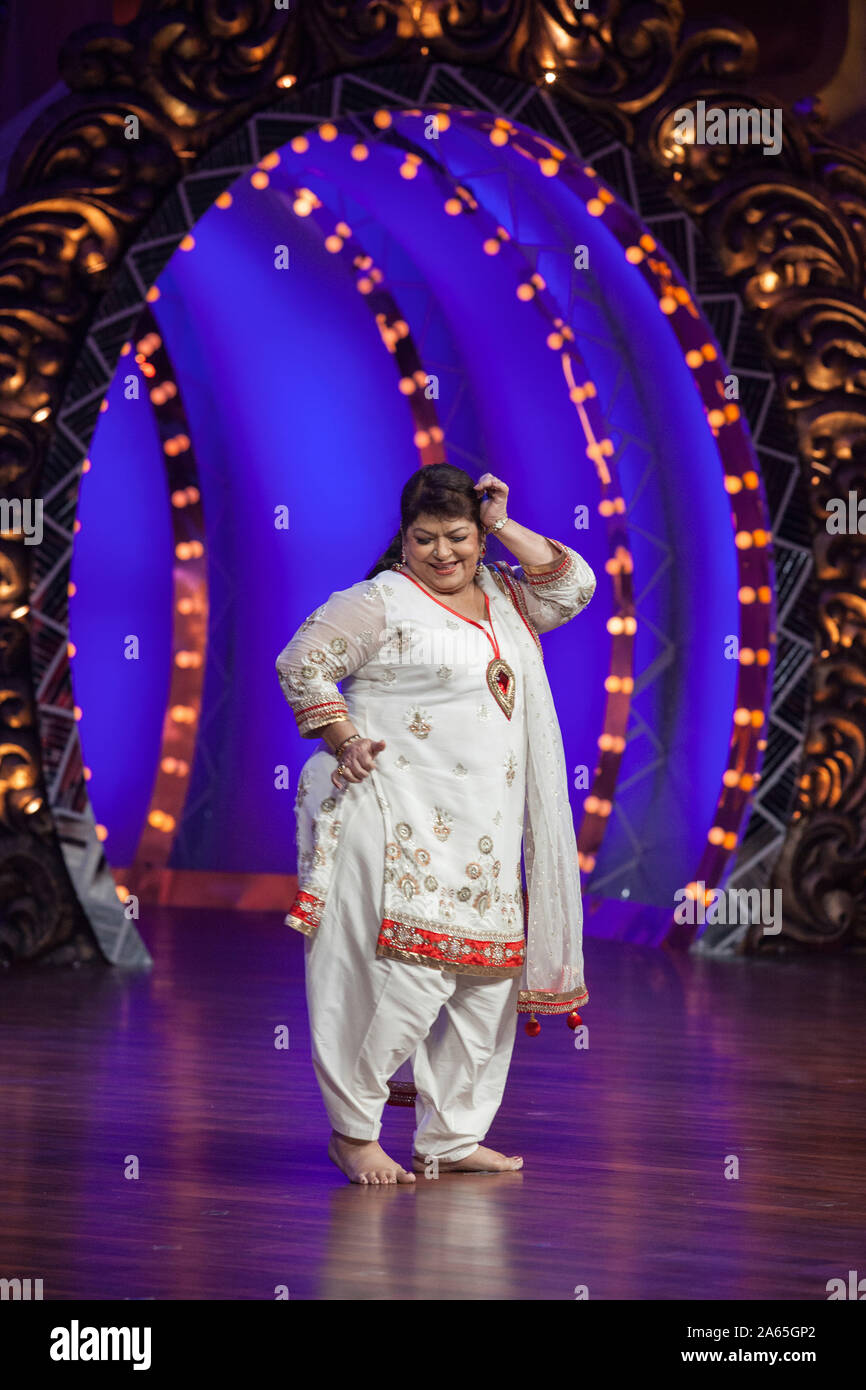 Choreograf Saroj Khan tanzen auf Sätze von Nachle Ve Saison 3 in Mumbai, Maharashtra, Indien, Asien Stockfoto