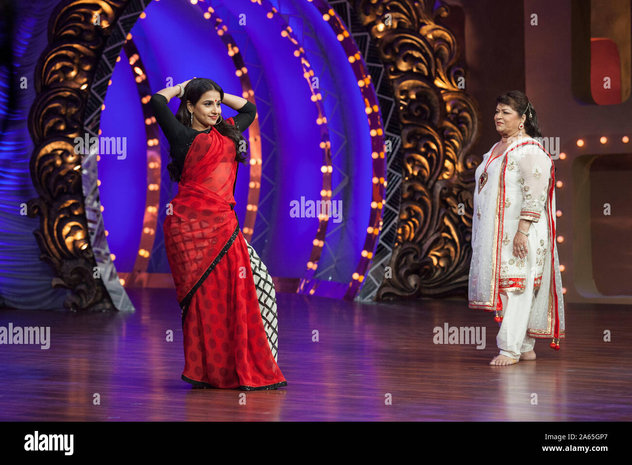 Saroj Khan unterrichtet Vidya Balan indische Schauspielerin Dancing nach Baliye Realty TV Show Mumbai Maharashtra India Asia Stockfoto