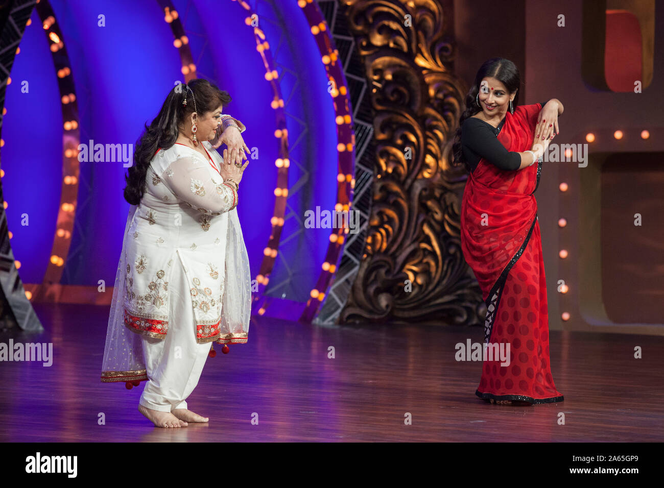 Saroj Khan unterrichtet Vidya Balan indische Schauspielerin Dancing nach Baliye Realty TV Show Mumbai Maharashtra India Asia Stockfoto