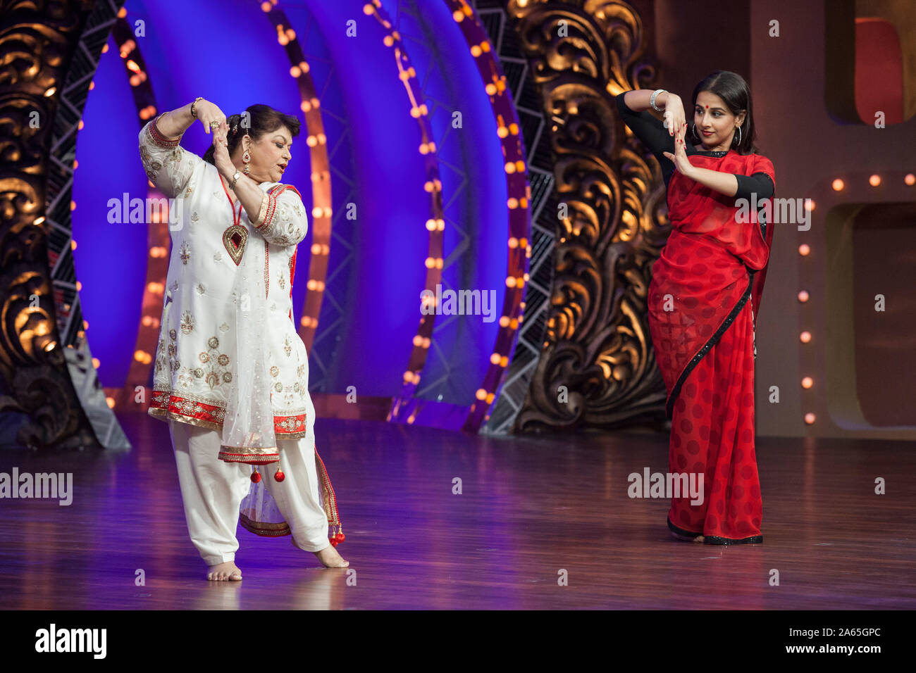 Saroj Khan unterrichtet Vidya Balan indische Schauspielerin Dancing nach Baliye Realty TV Show Mumbai Maharashtra India Asia Stockfoto
