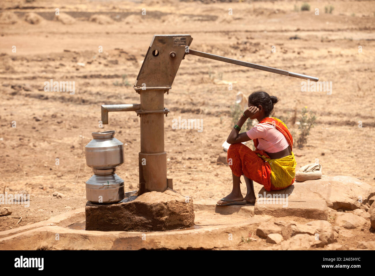Tribal Frau nahe Handpumpe für Wasser, Nandgaon, Atgaon, Maharashtra, Indien, Asien Stockfoto