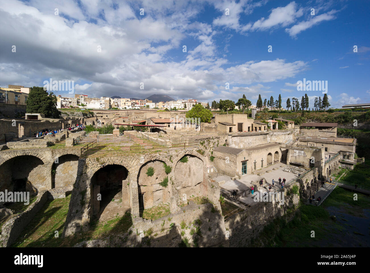 Ercolano. Italien. Blick auf die archäologischen Ausgrabungen von Herculaneum mit der alten Küstenlinie in den Vordergrund, den Vesuv im Hintergrund gesehen werden. Stockfoto