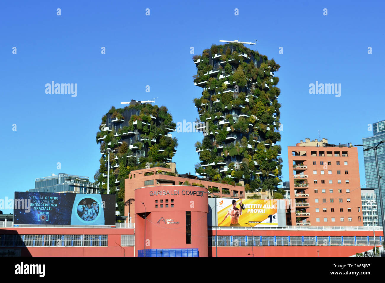 Mailand/Italien - Oktober 16, 2019: Panoramablick auf Bahnhof Porta Garibaldi parken und Bosco Verticale Residenzen an der Porta Nuova entfernt. Stockfoto