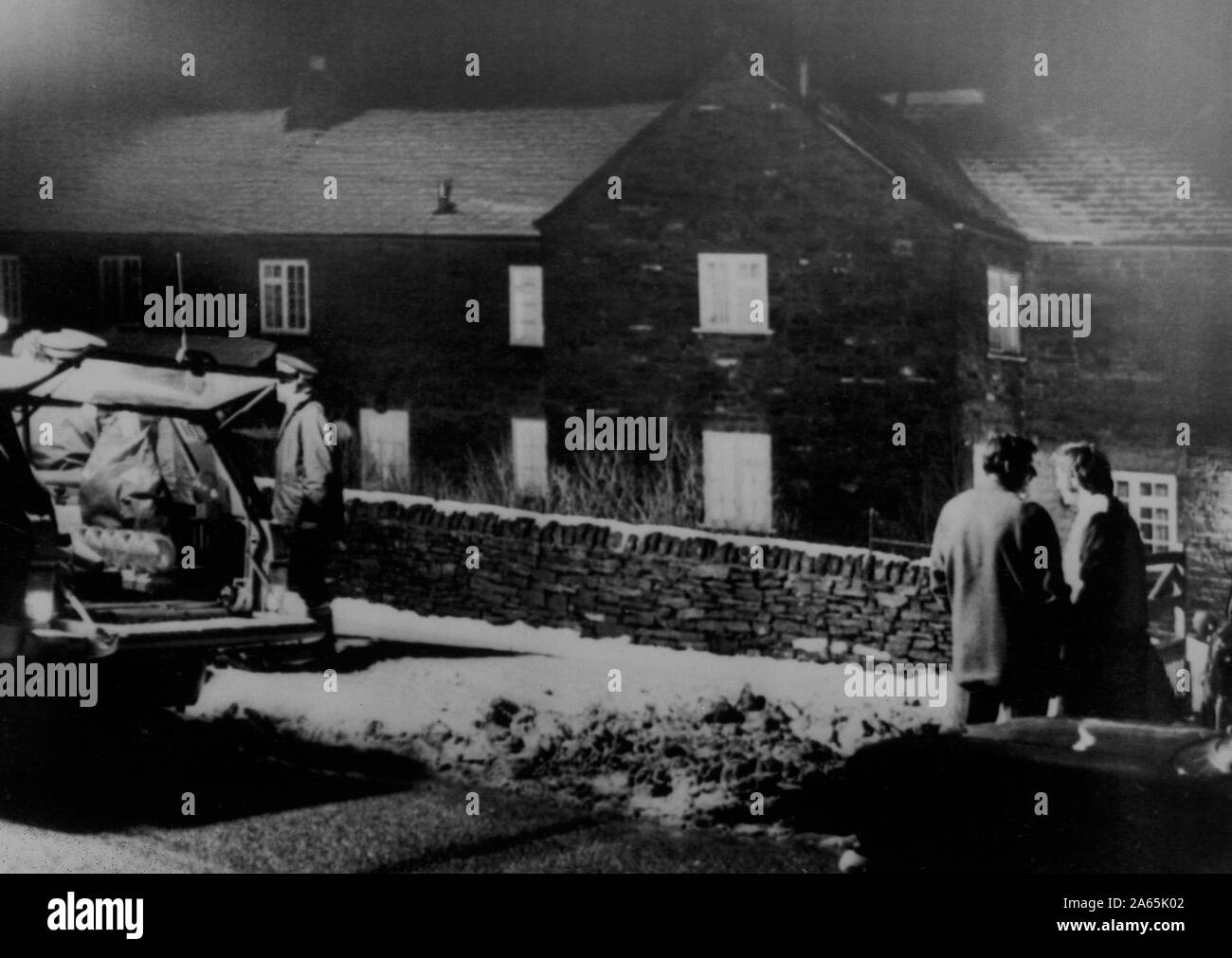 Polizei außerhalb ein Haus in Eastmoor, Chesterfield, wo sie heute die Leichen von drei Erwachsene und ein Kind nach einem Tipp-off ein Mann hielt Geiseln gefunden. Die Killer-glaubte Gefangene William Hughes entgangen zu sein - wurde später von der Polizei Scharfschützen erschossen, als er ein junges Mädchen schnappte vom Haus in Rainow, Cheshire statt. * WIREPHOTO. ** Bild Quelle: Sheffield Star Stockfoto