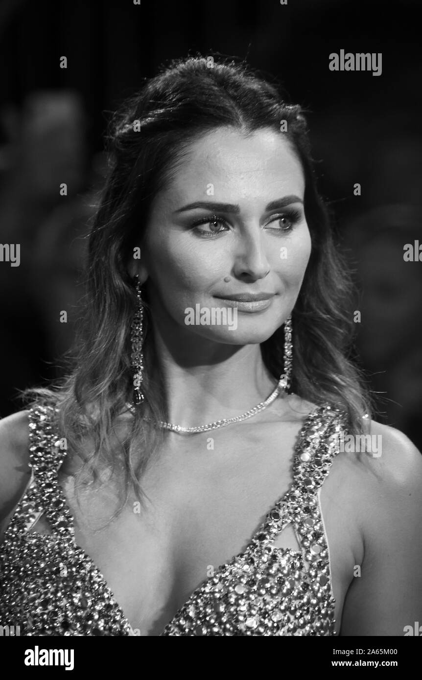 Venedig, Italien - September 06, 2019: Anna Safroncik Spaziergänge auf dem Roten Teppich vor dem "Warten auf die Barbaren" Stockfoto